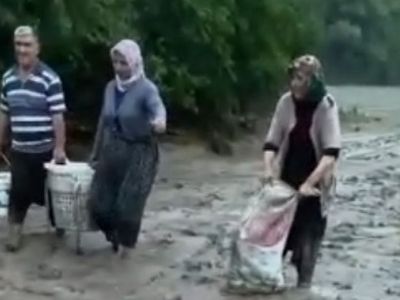 Adana'da Selin Tarlaya Savurduğu Balıkları Vatandaşlar Topladı