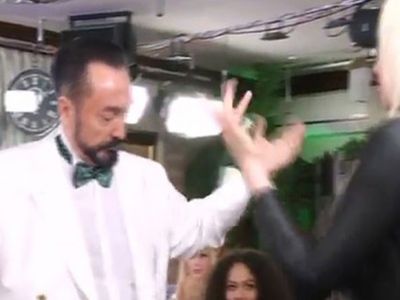 Adnan Oktar ve Kedicikten Dans Şov