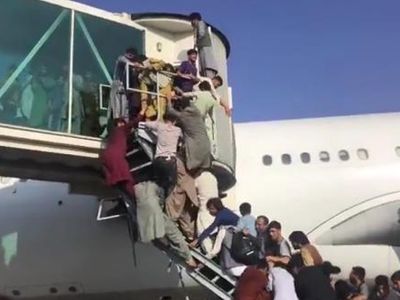 Afganlılar Ülkeden Gidebilmek için Birbirlerini Ezdiler