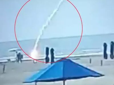 Akıl almaz olay! Plajda yürürken üzerine bir anda yıldırım düştü!