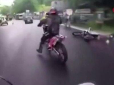Akılalmaz Kaza! Manevra Yapan Motosiklet Metrelerce Sürüklenerek Ata Çarptı