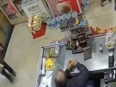 Aldığı atıştırmalığın İsrail malı olduğunu öğrenince koşa koşa geri vermeye geldi: Müslüm abi, bu İsrail malıymış!