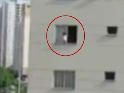 Pencereye Çıkan 3 Yaşındaki Çocuk Yürekleri Ağza Getirdi!