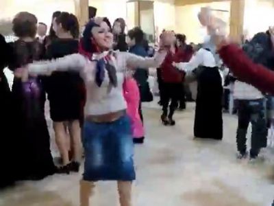 Başı Kapalı Kadının Rezil Dansı!	