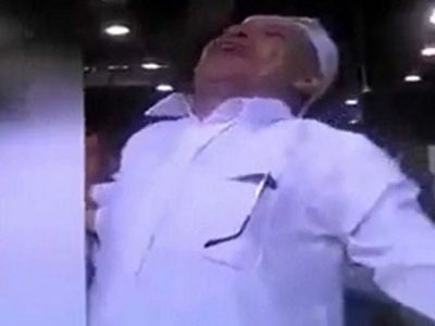 Görme Engelli Adam Kabe'yi Görünce, Gözleri Açıldı!
