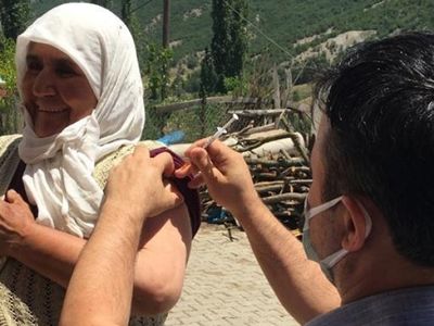 Amasya'da Hatice Teyze Okuduğu Şiirle Aşı Ekiplerine Moral Verdi