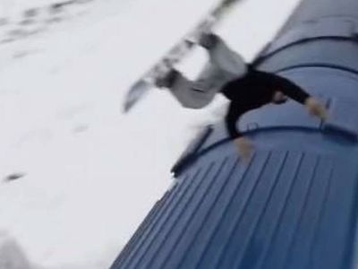 Ankara-Kars seferinde Snowboardcu Süleyman Atlı’nın tren üzerindeki akrobatik hareketleri!
