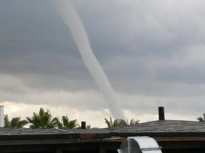 Son Dakika! Antalya’da Hortum Paniği Yaşandı: Çatılar Uçtu