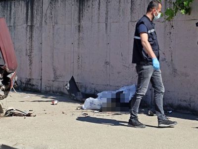 Antalya’da Kaldırımda Oturan Adam Duvarla Araç Arasında Sıkıştı