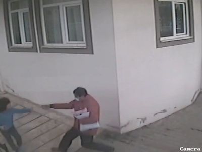 Antalya'da Kargocunun Otizmli Çocuğu Dövdüğü Anlar!
