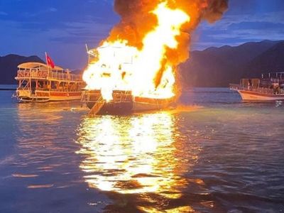 Antalya'da Korkutan Yangın! 17 Metrelik Tur Teknesi Alevlerin Esiri Oldu