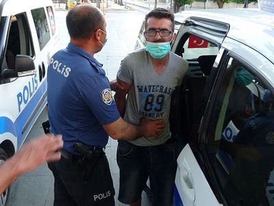 Antalya’da Maske Takmamak İçin Direnen Turist Gözaltına Alındı