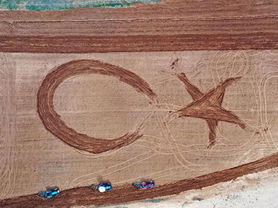 Antalya’da Tarlaya Traktörle Türk Bayrağı Çizdi