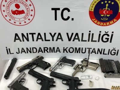 Antalya’da Uyuşturucu Ve Silah Operasyonu Düzenlendi
