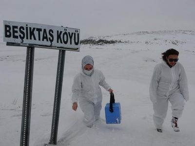 Ardahan'da Sağlık Ekiplerinin Kar ve Fırtınalı Aşı Mesaisi! Tulumları Giyip Karların Arasına Daldılar