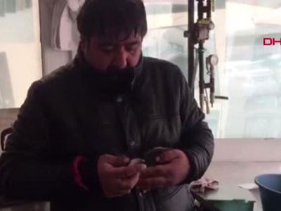 Ardahan'da Yaralı Halde Bulduğu Karabatağı Elleriyle Besledi