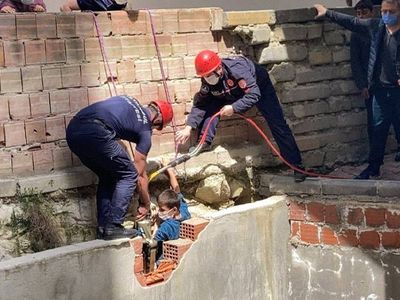 Arnavutköy'de İki Duvar Arasına Düşüp, Sıkıştı