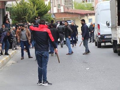 Arnavutköy'de Kısıtlama Gününde Taşlı, Sopalı Kavga