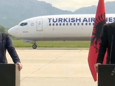 Arnavutluk'ta Gerçekleşen Basın Toplantısında Pistten THY Uçağı Geçti