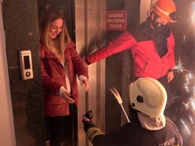 Asansörde Mahsur Bıraktığı Kız Arkadaşına Sürpriz Evlenme Teklifi Etti
