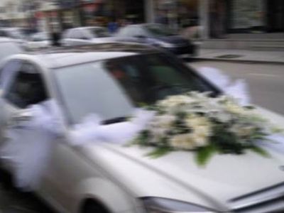 Evlenen Eski Sevgilisinin Düğün Arabasını Durduran Genç Kadın Viral Oldu!