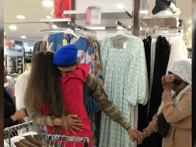 Askerden dönen genç annesine sürpriz yaptı: duygu dolu anlar yaşandı