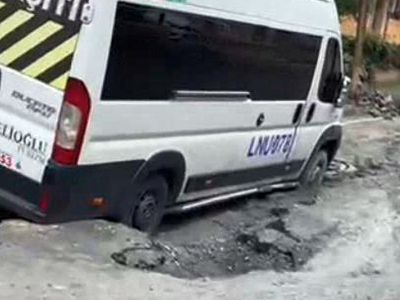 Avcılar’da Yağmur Yolun Çökmesine Neden Oldu