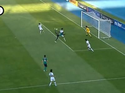 Avustralya'da U23 takımında forma giyen Alou Kuol sahalarda ender görülen gollerden birine imzasını attı
