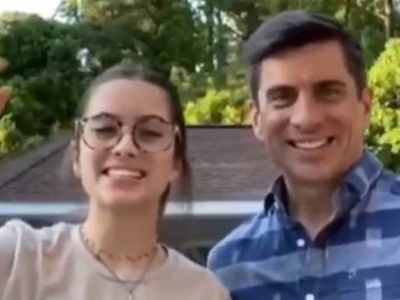 Baba-Kız Arasındaki 'Öpüşme' Diyalogu Dikkat Çekti!