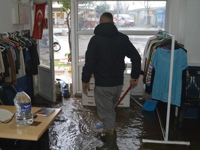 Balıkesir'de hayat felç oldu: Sağanak yağışta evleri ve dükkanları su bastı