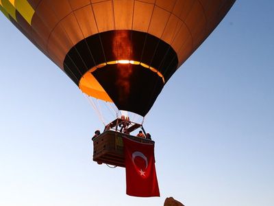 Balonlar Türk Bayrakları ve Atatürk Posteri ile Uçtu
