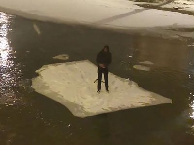 Bayburt’ta Kırdığı Buz Kütlesi İle Çoruh Nehri'nde Seyahate Çıktı