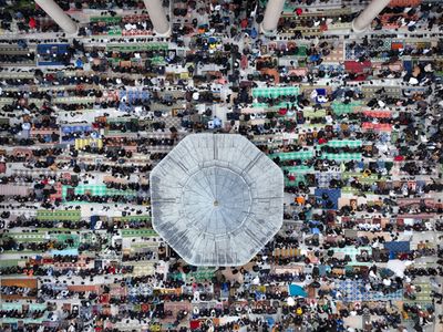 Bayram namazında Fatih Camii'ne akın eden binlerce Müslüman havadan görüntülendi!