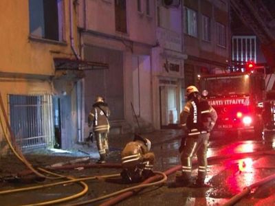 Bayrampaşa’da Bir Binanın Çatısı Alevlere Teslim Oldu