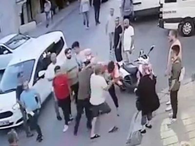 Bayrampaşa'da vatandaşlar gergin! Kaza yapan sürücüler tekme tokat birbirine girdi