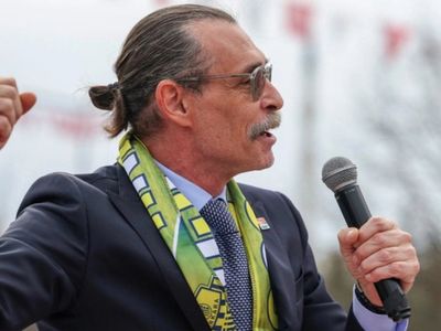 Belediye Başkanı seçilen ünlü oyuncu Erdal Beşikçioğlu meğer seneler önceki dizisinde... O sahne yeniden gündem oldu!