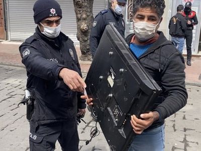 Beyoğlu’nda Çalıntı Televizyon ile Polise Yakalandı
