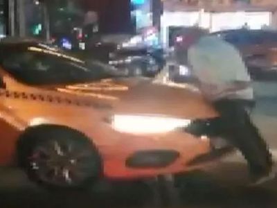 Beyoğlu’nda Yolcu Aracın Üzerine Çıkarak Ortalığı Birbirine Kattı