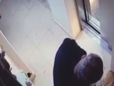 Böyle Komşu Şiddeti Görülmedi: Kapısının Önüne Her Gün Çöp Bırakıp İdrarını Yaptı