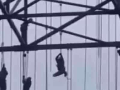 Brezilya’da inşaat iskelesi çökünce işçiler 150 metre yüksekte asılı kaldı!