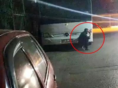 Bursa'da Bekçilerden Kaçtı, Ruhsatsız Silahını Başına Dayadı!