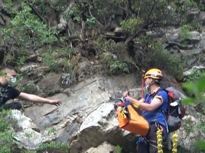 Bursa'da Bir Genç, Polisten Kaçmak İsterken Kayalıklara Sıkıştı