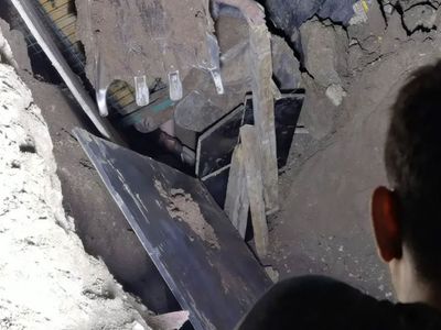 Bursa’da göçük altında kalan genç 8 saat sonra kurtarıldı