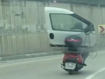 Bursa'da ilginç görüntüler: Motosikletle araç kapısı taşıyan sürücüyü gören gözlerine inanamıyor!