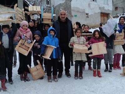Bursa'da Köy Muhtarı Çocukları Mutlu Etmek İçin Elleriyle 60 Adet Kızak Yaptı
