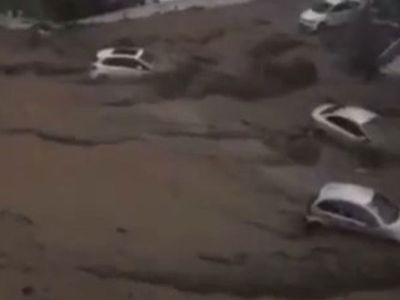 Bursa'da sağanak yağış hayatı olumsuz etkiledi! Caddeler sular altında kaldı