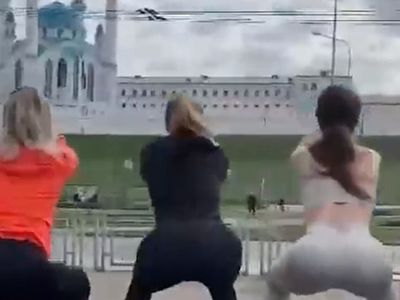 Cami Önünde 'Squat' Yaptılar!