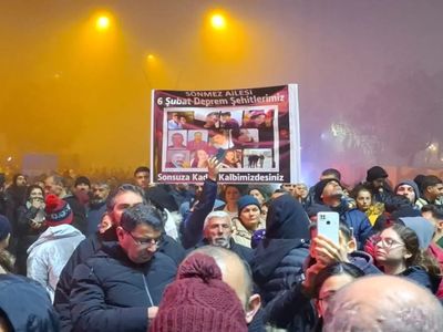 CHP Adayı Lütfü Savaş, Sessiz Yürüyüş’te protesto edildi: “Eli Kanlı Lütfü!”
