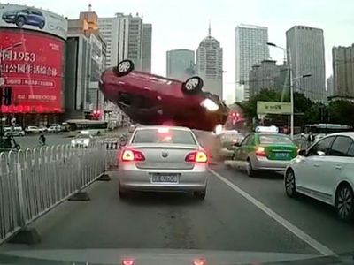 Çin'de Kontrolden Çıkan Araç, Diğer Araçların Üzerine Uçtu