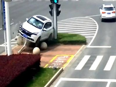 Çin'de Takla Atan Sürücüyü Emniyet Kemeri Kurtardı